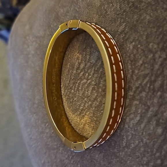 MICHAEL KORS Luggage Brown Leathet Bangle Clamper Bracelet MKJ2062 - Picture 2 of 7